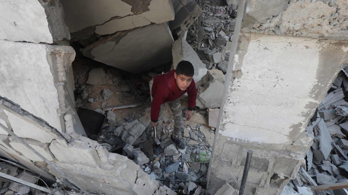 Un niño palestino entre los escombros de un edificio destruido en la Franja de Gaza