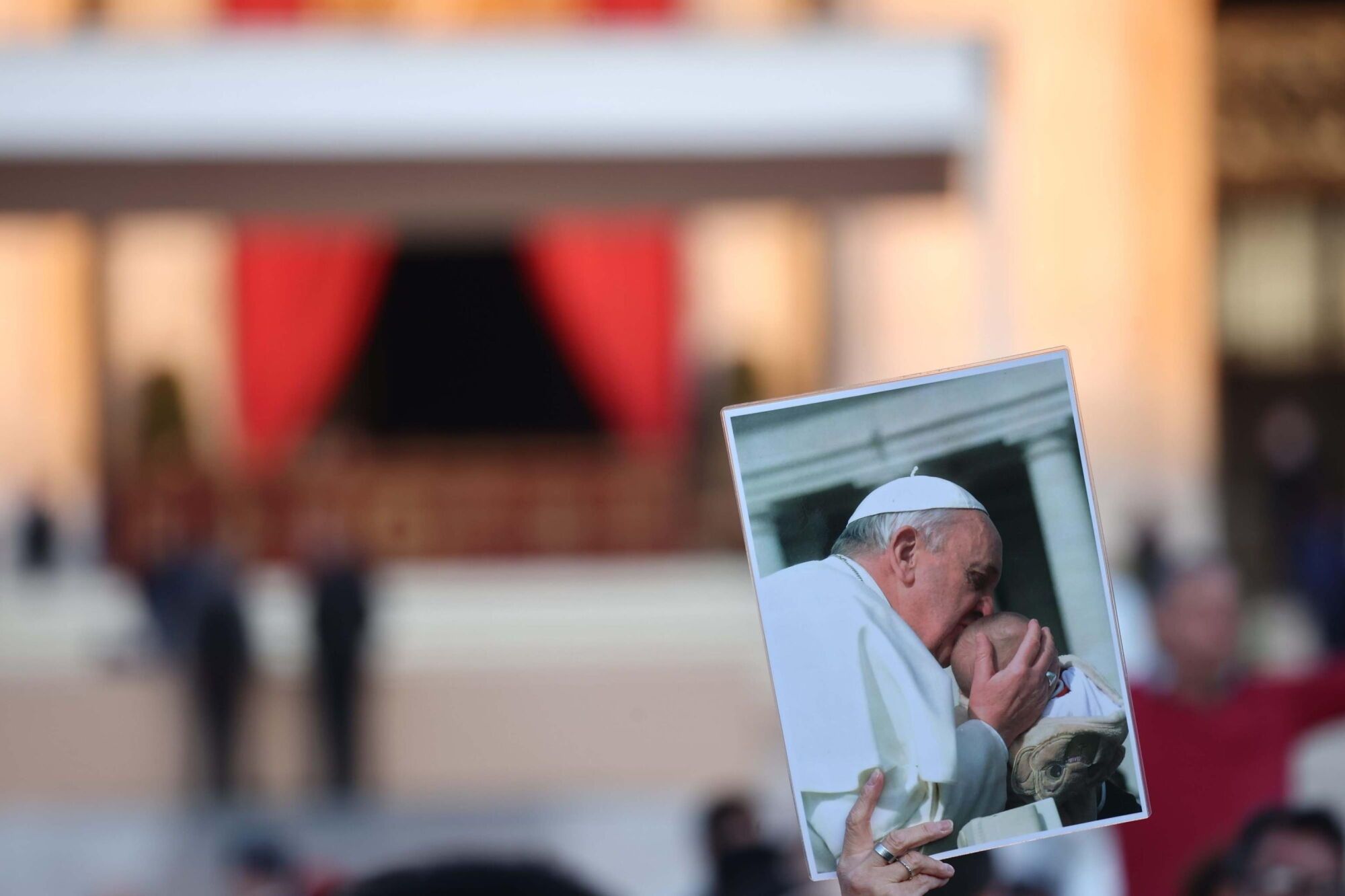 Vatican City (Vatican City State (Holy See)), 26/04/2025.- An individual holds up a photograph of Pope Francis prior to the start of the funeral Mass of Pope Francis in St. Peter's Square, on the parvis of Saint Peter's Basilica, in Vatican City, 26 April 2025. Pope Francis passed away on Easter Monday, 21 April 2025, at the age of 88. (Papa) EFE/EPA/MASSIMO PERCOSSI