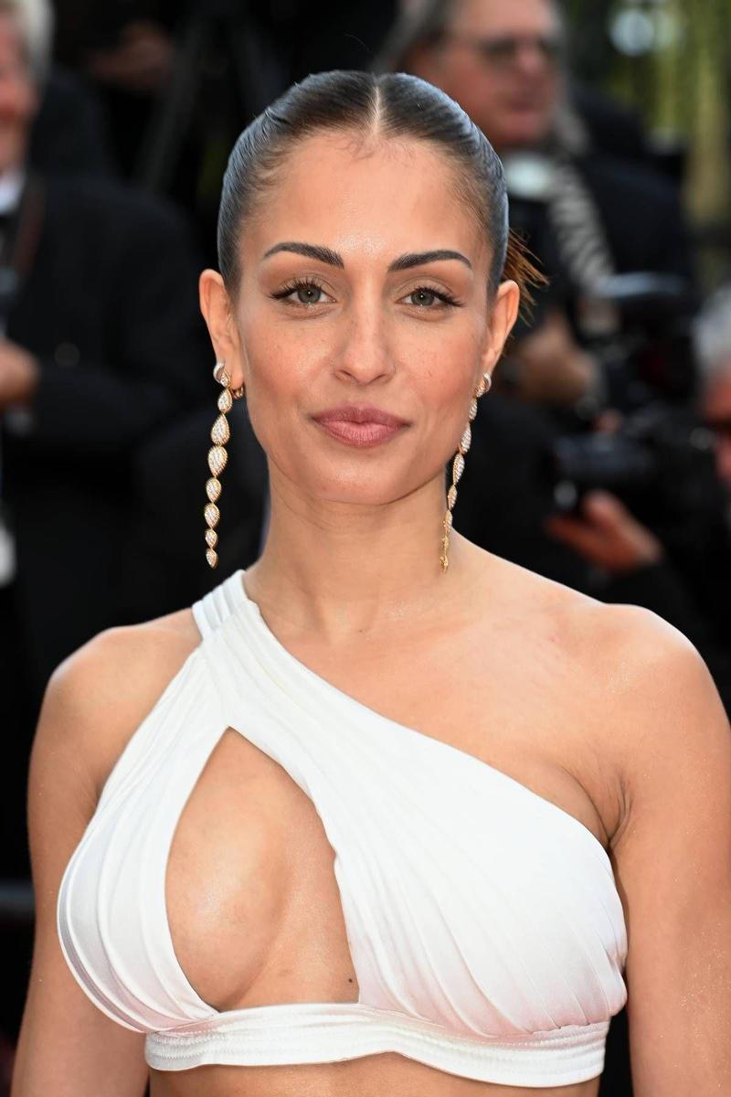 Hiba Abouk, espectacular de blanco en el Festival de Cannes