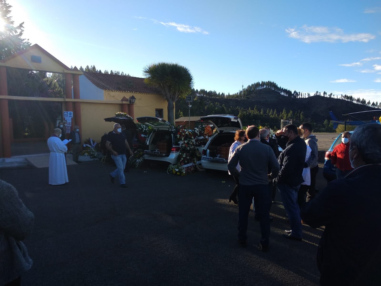 Multitudinaria despedida en Gran Canaria a la familia asturiana muerta en un barranco