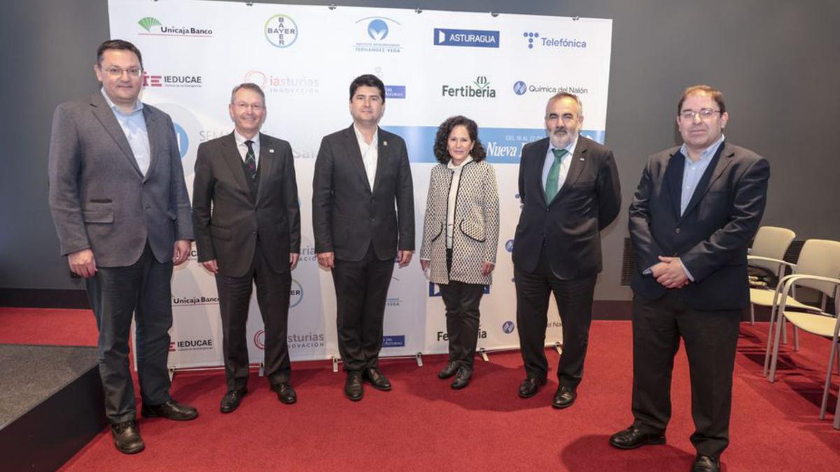 De izquierda a derecha, Jorge Álvarez, director de Bayer; Alfonso Martínez, consejero de Química del Nalón; Javier García Martínez; Susana Fernández; Jesús Alberto González, director de Fertiberia, y Amador Menéndez.  