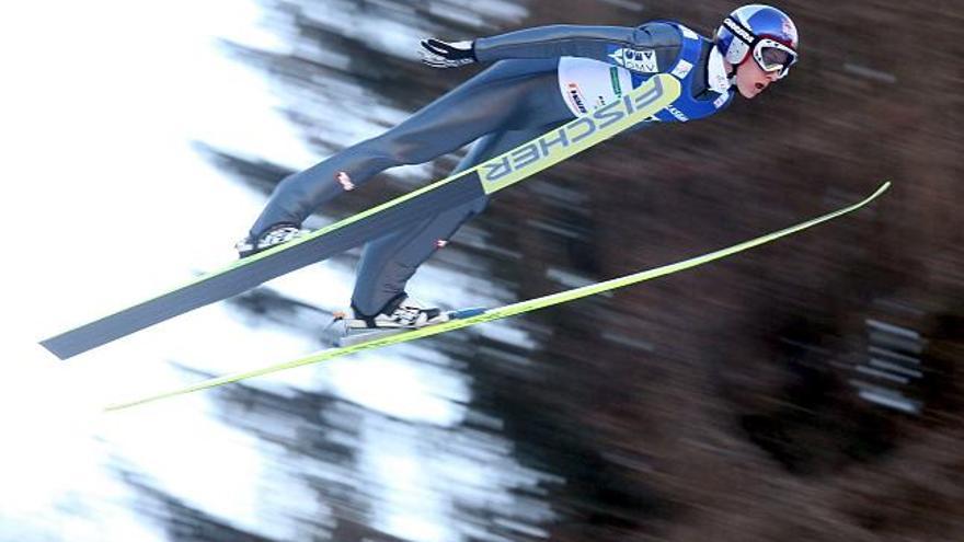 El austríaco Gregor Schlierenzauer en acción durante la prueba de salto disputada en la estación austríaca de Tauplitz/Bad Mitterndorf (Austria), durante la duodécima cita de la Copa del Mundo de Saltos, hoy, domingo 11 de enero.