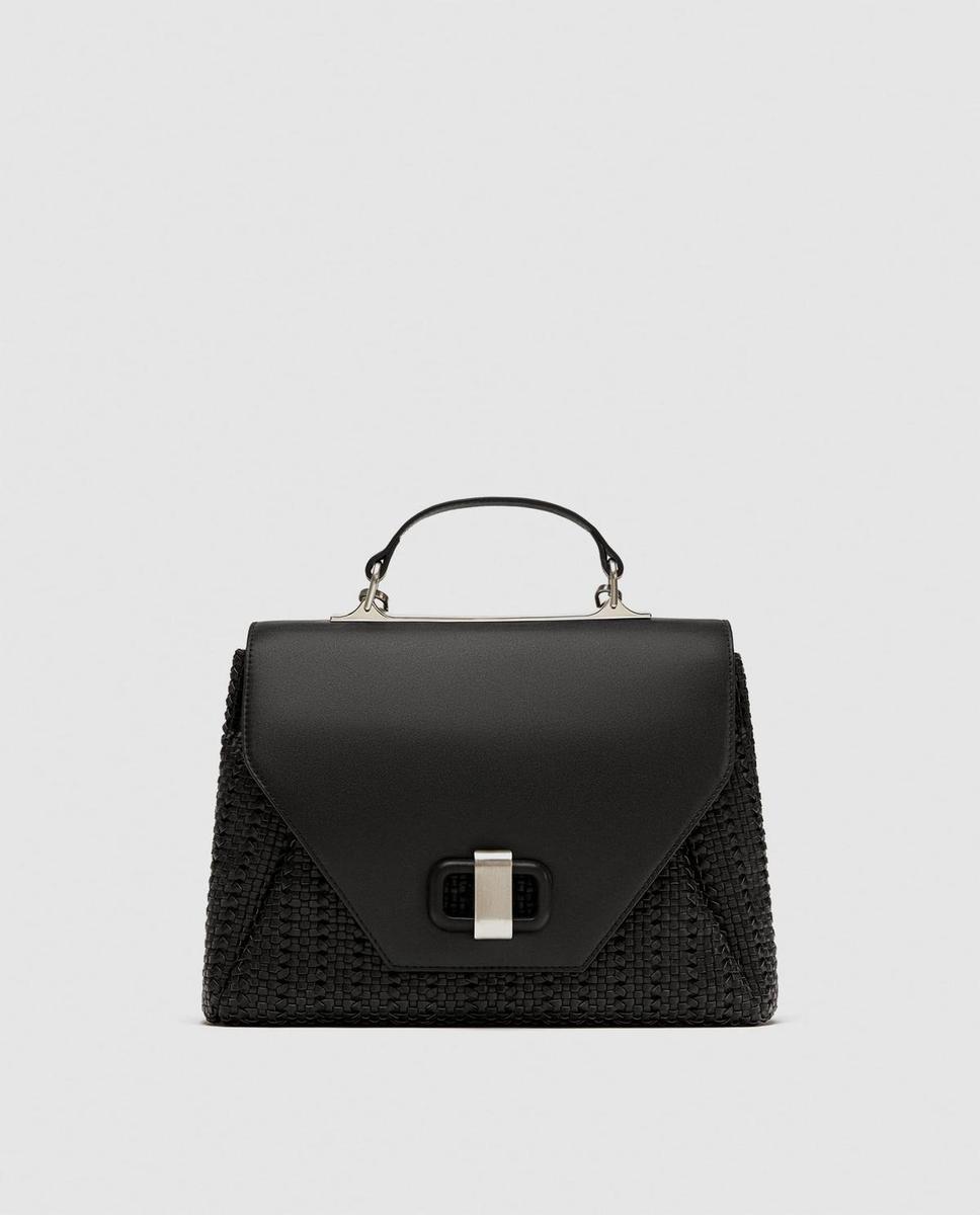 Bolso estructurado negro de Zara. (Precio: 39,95 euros)