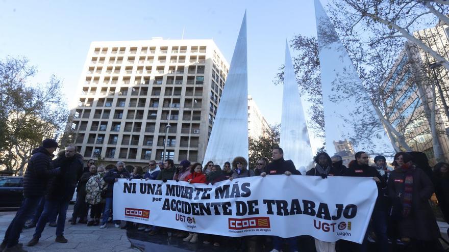 Concentración de protesta de UGT y CCOO, ayer en Zaragoza, por la muerte de dos camioneros el pasado jueves en la carretera N-2, en Osera de Ebro. | ANDREEA VORNICU