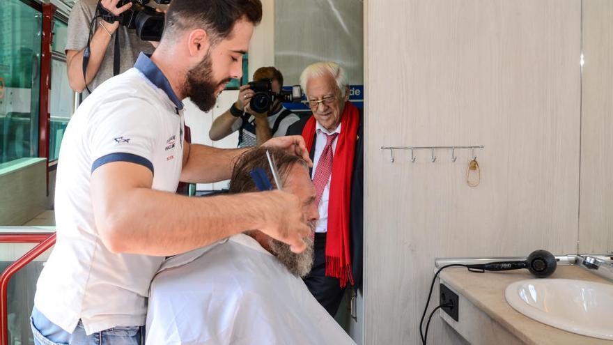 El padre Ángel, de Mensajeros de la Paz, ha acompañado al autobús solidario