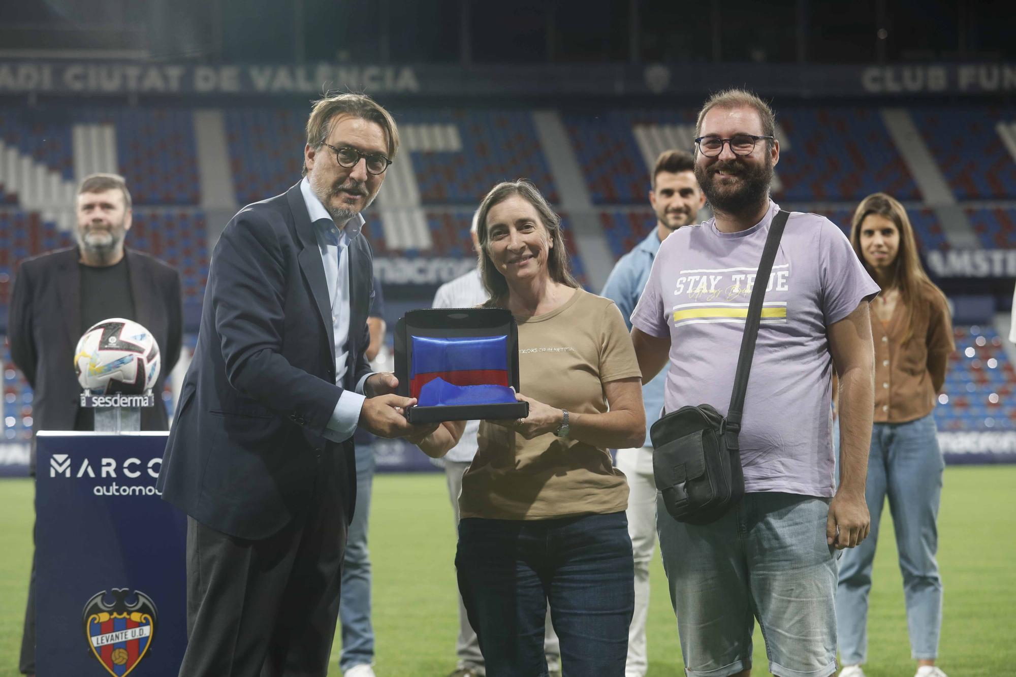 El Levante UD Iza la bandera con las peñas levantinistas