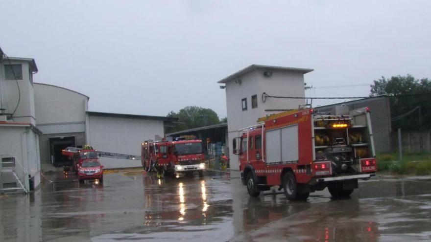 S&#039;ensorra part del sostre d&#039;una nau tèxtil de Sant Jaume de Llierca per un incendi