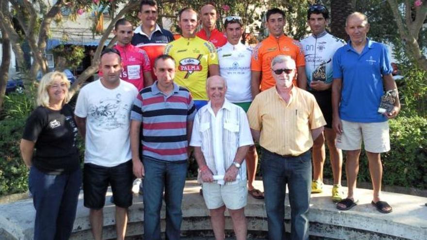 Foto de familia de los premiados tras la primera carrera de la Challenge de Tardor.