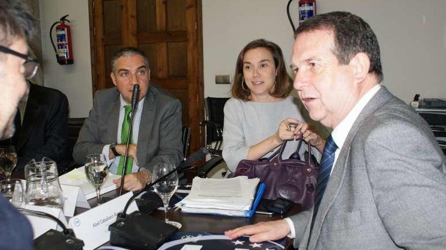 Caballero, ayer, durante la reunión de la junta de la FEMP.