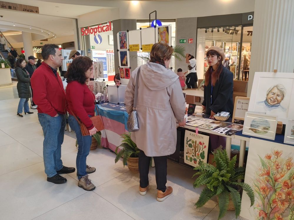 Arte y expectación en el estreno del mercadillo Mona en Vigo