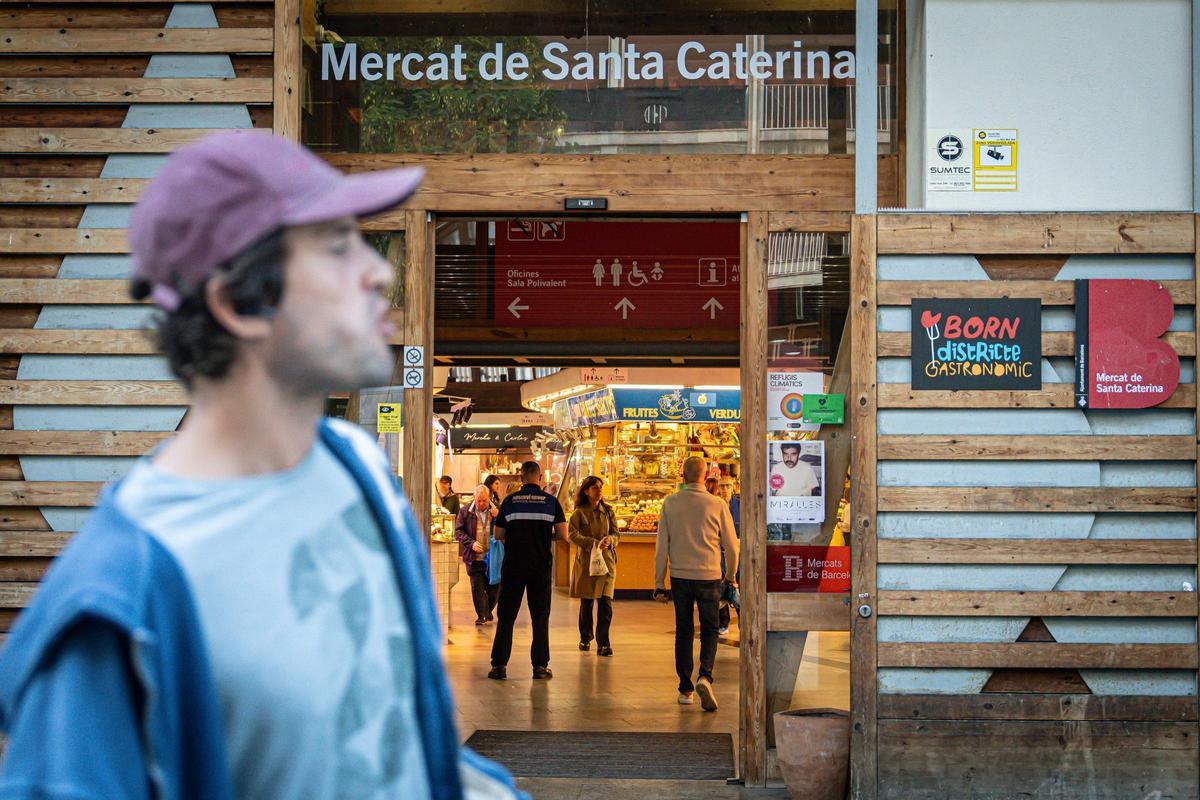Los paradistas del mercado de Santa Caterina, al límite por un servicio de vigilancia deficiente