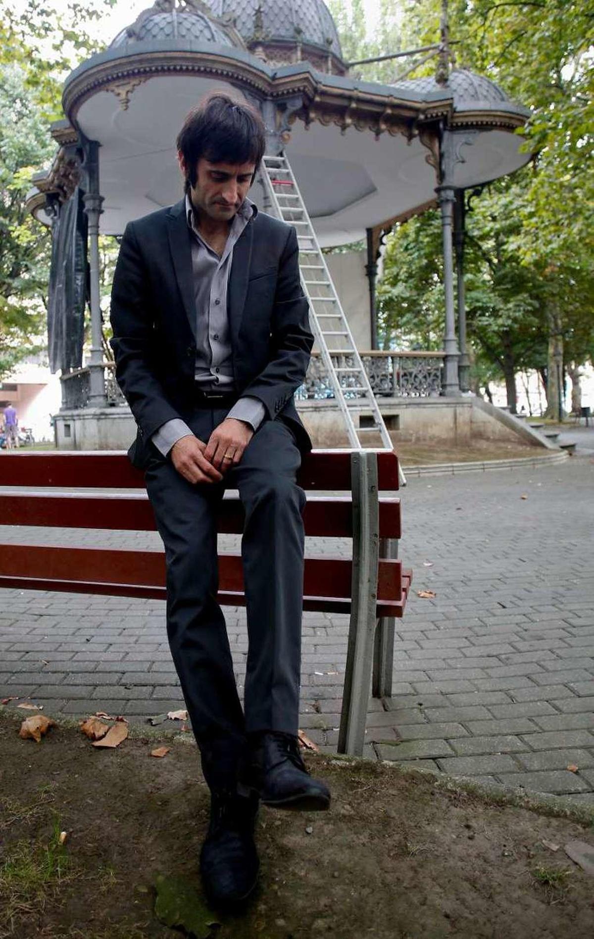 Nacho García, meditabundo, en el parque del Muelle.