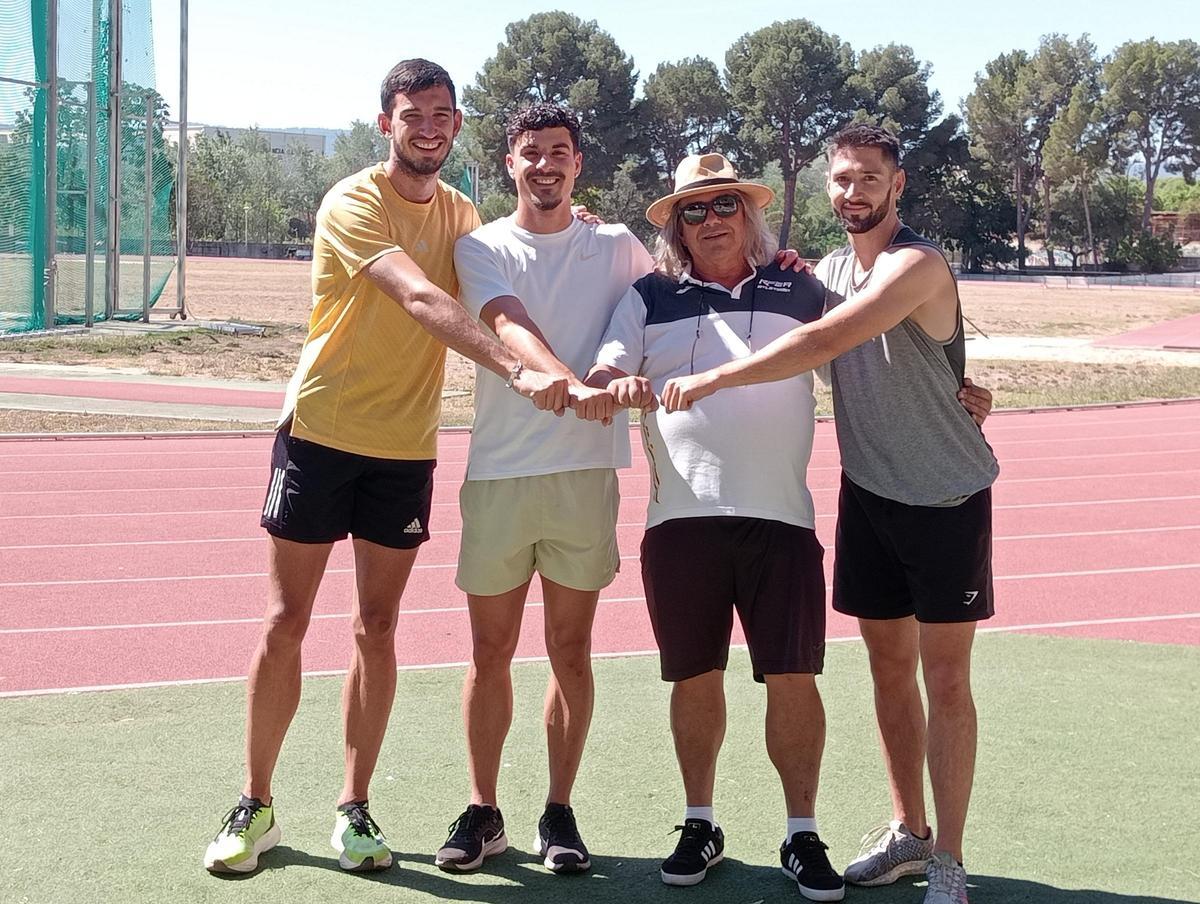 Toni Puig con sus atletas, este jueves, en la pista de Gandia