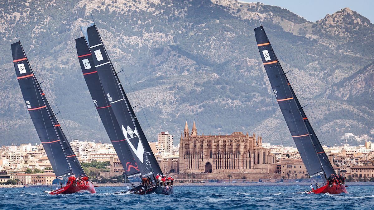 La flota de la Puerto Portals 52 Super Series Sailing Week navegando este jueves