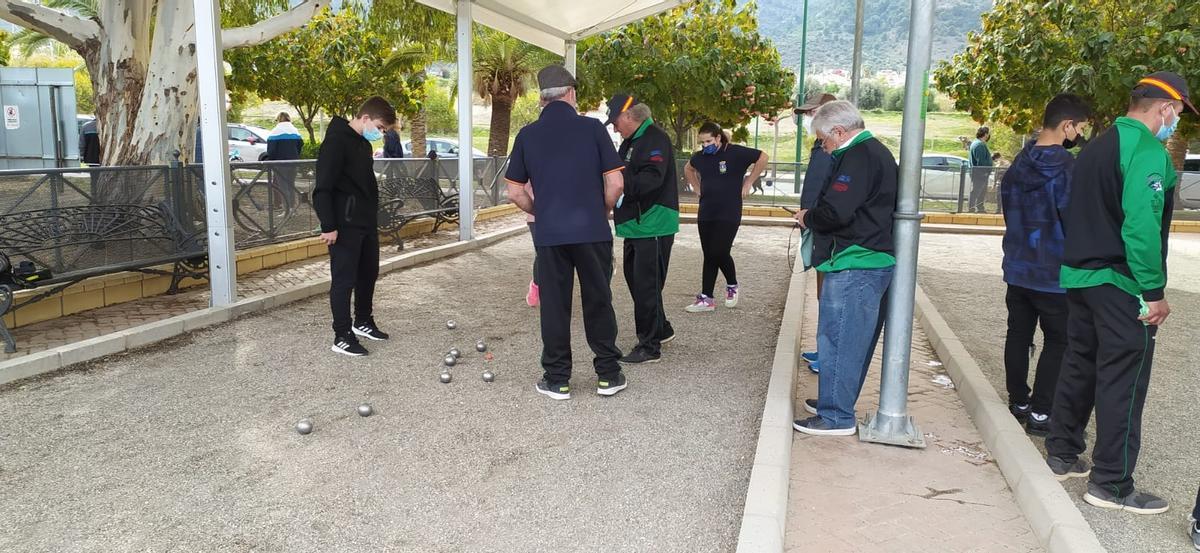 Socios jugando a la petanca