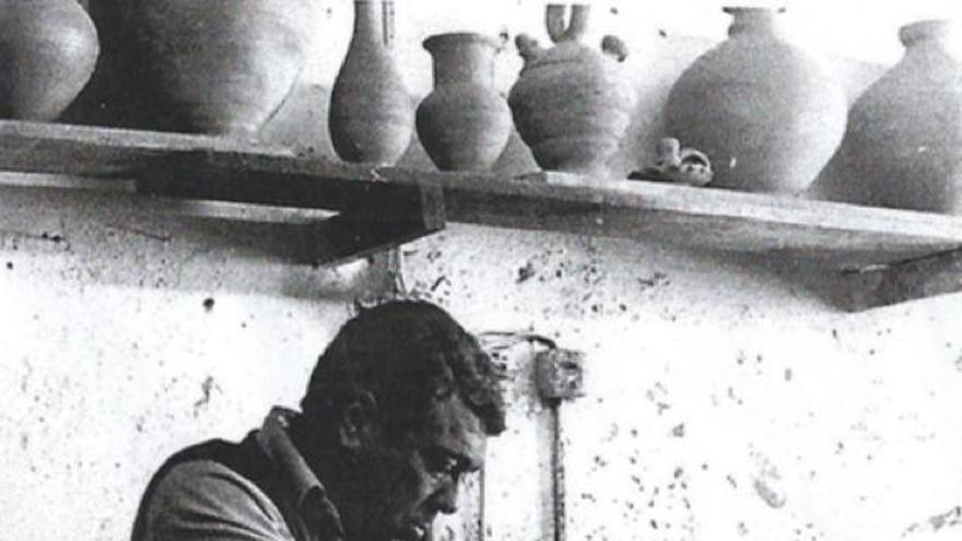 Paco Giner trabajando en el torno en los años 70.