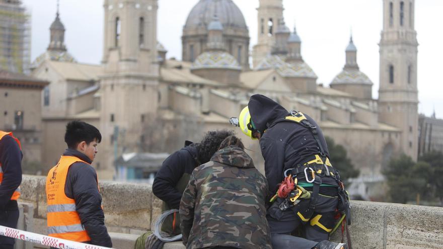 El montaje del anillo gigante del Puente de Piedra se suspende por el fuerte viento