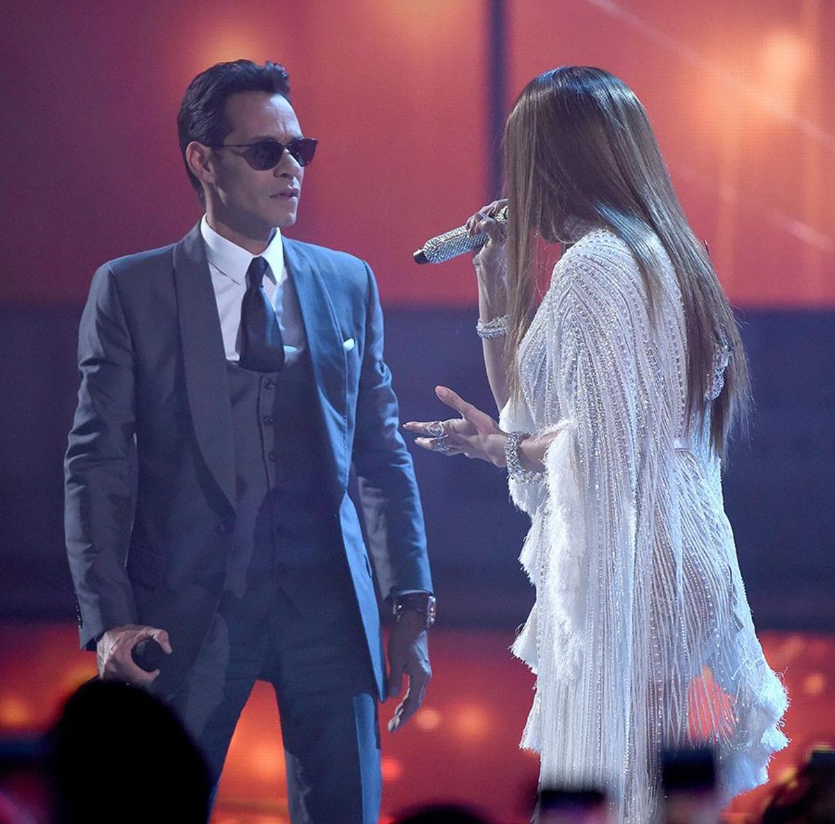 Jennifer López y Marc Anthony cantaron 'Olvida y pega la vuelta' en los Premios Grammy Latinos 2016