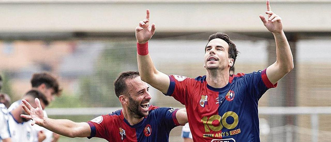 Vallès celebra el gol de l’ascens assenyalant al cel per dedicar-l’hi al seu pare