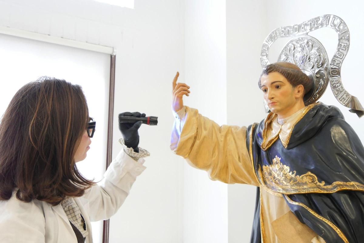 El primer estudio sobre el estado de la talla de Sant Vicent ha sido realizado con luz ultravioleta.