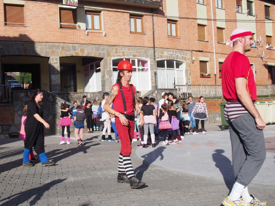 Carbayín Bajo baila con el colectivo "La xata la rifa"