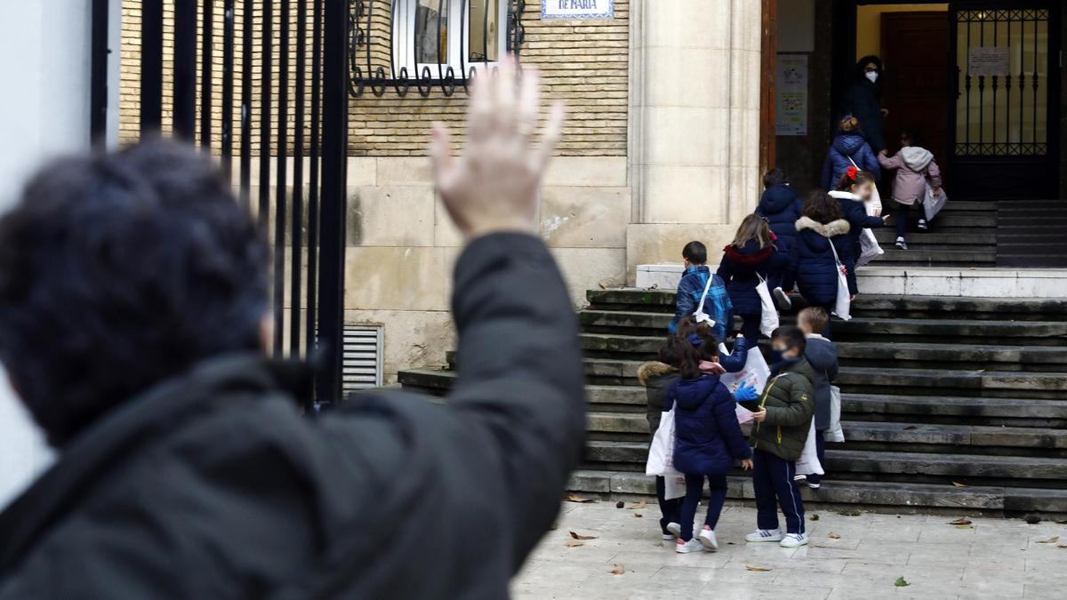 Un padre despide a su hijo el lunes pasado, tras la vuelta al cole tras las vacaciones, en el colegio Compañía de María de Zaragoza.