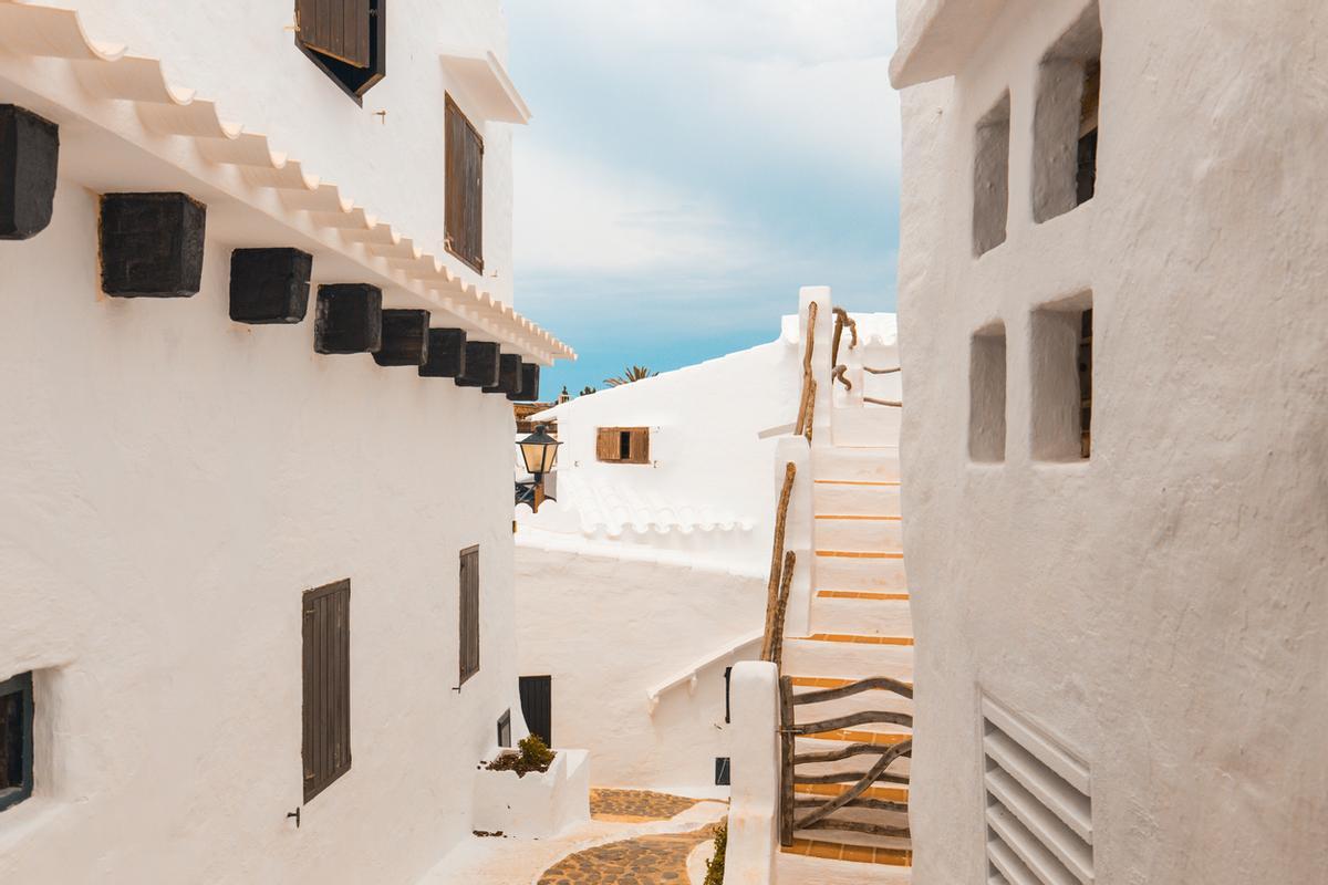 Tan blanco y azul que se le conoce como el pequeño Santorini español.