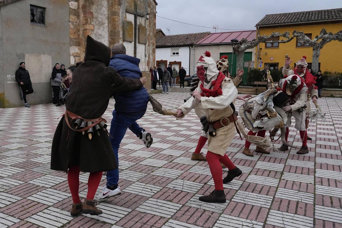 GALERÍA | La Vaquilla y los Cencerros reviven el antruejo más tradicional en Palacios del Pan
