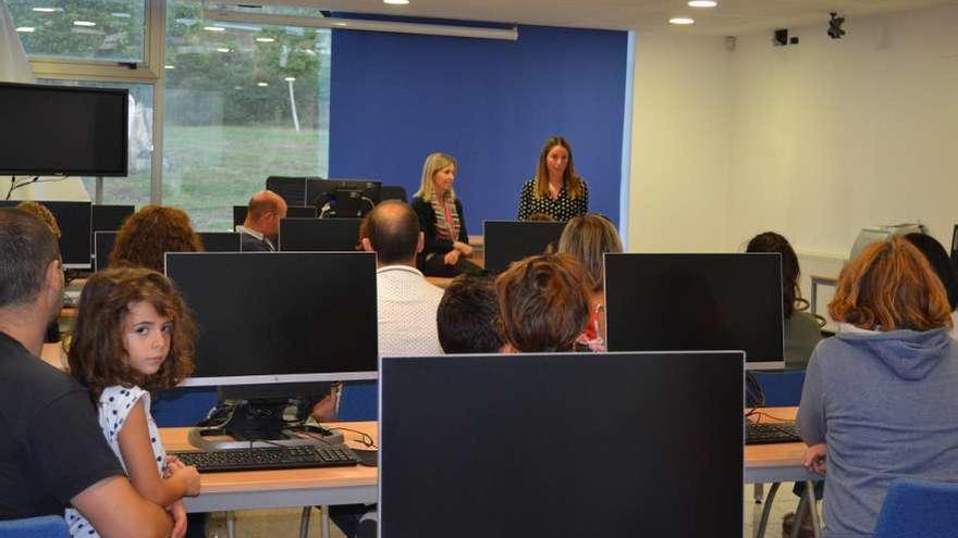 Pérez y Blanco (al fondo), durante su reunión con padres y madres de alumnos.