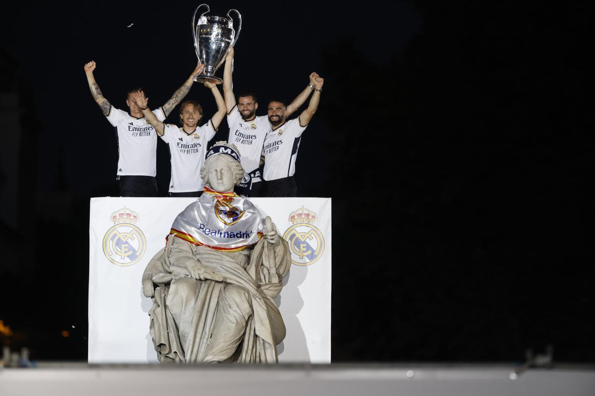 Los capitanes del Madrid, con la Champions y la diosa Cibeles.
