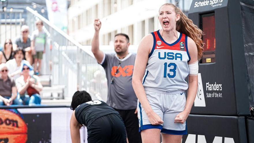 Lauren Cox celebra una canasta con la selección de Estados Unidos