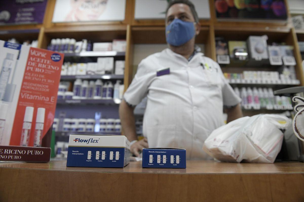 Unos test de antígenos en una farmacia de Madrid.