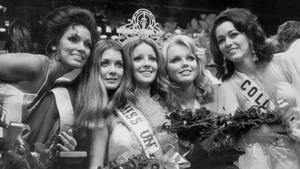 Amparo Muñoz (centro), tras ser coronada Miss Universo, posa junto a las otras finalistas, el 22 de julio de 1974.