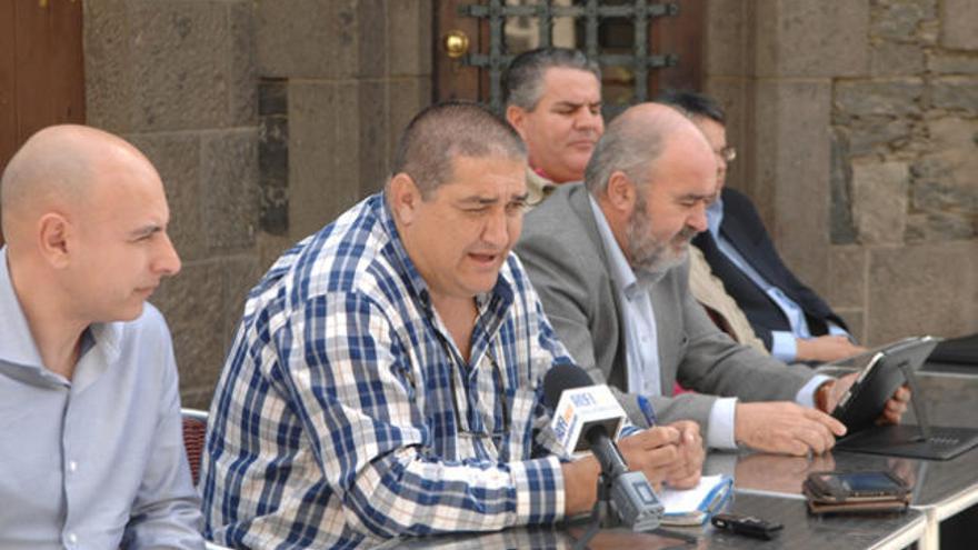 De izquierda a derecha, Del Molino, Suárez, Sánchez, Melián y Molín, ayer en el Pueblo Canario.| juan carlos castro