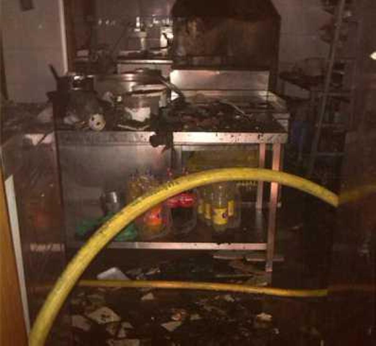 Un incendio obliga a desalojar a 16 familias de dos edificios