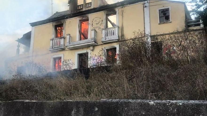 Arde una vivienda de 1890 deshabitada en O Burgo