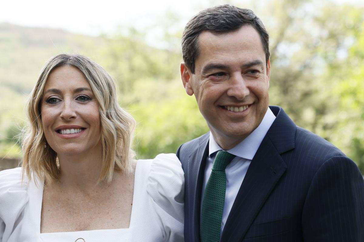 CUACOS DE YUSTE (CÁCERES) (ESPAÑA), 25/05/2026.- La presidenta de Extremadura, María Guardiola (i) conversa con el presidente en funciones de Andalucía, Juanma Moreno (d) a su llegada al acto de entrega del XIX Premio Europeo Carlos V, que en esta edición ha recaído en el Comité Europeo de las Regionales (CDR), que concede La Fundación Academia Europea e Iberoamericana de Yuste, en el Monasterio de San Jerónimo de Yuste (Cáceres). EFE/ Ballesteros