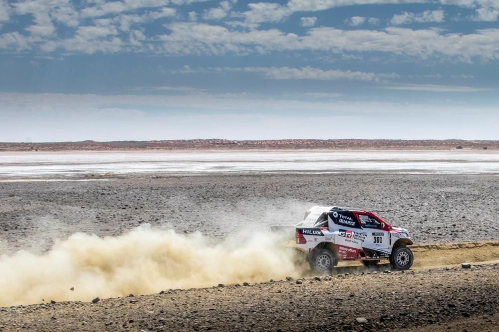 Fernando Alonso ensaya para el Dakar