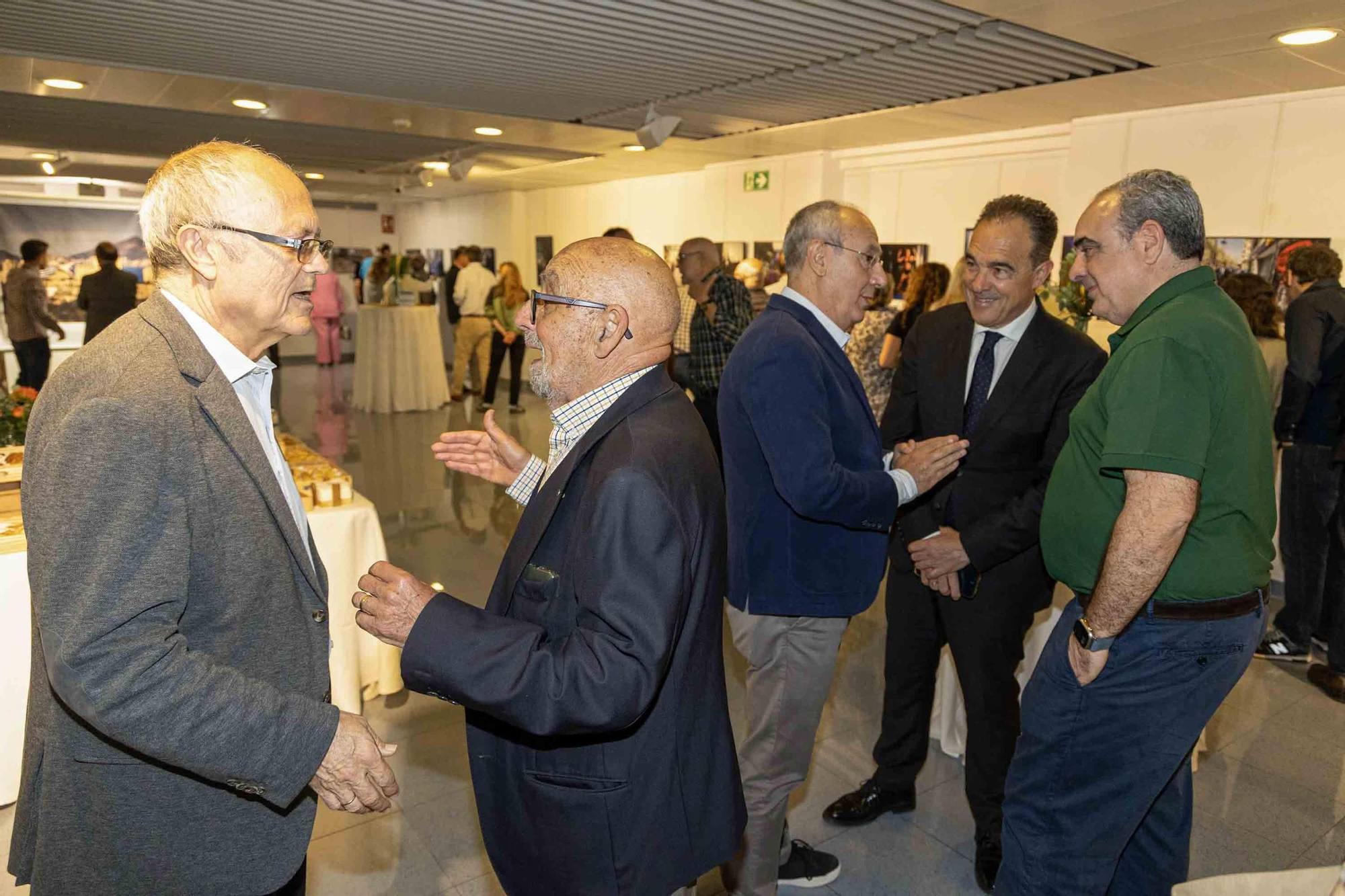 lleno total en la inauguración de INFotoperiodistas 2024,. un año de fotografía de prensa en Alicante