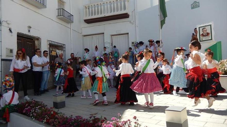 Pequeños danzantes de San Isidro