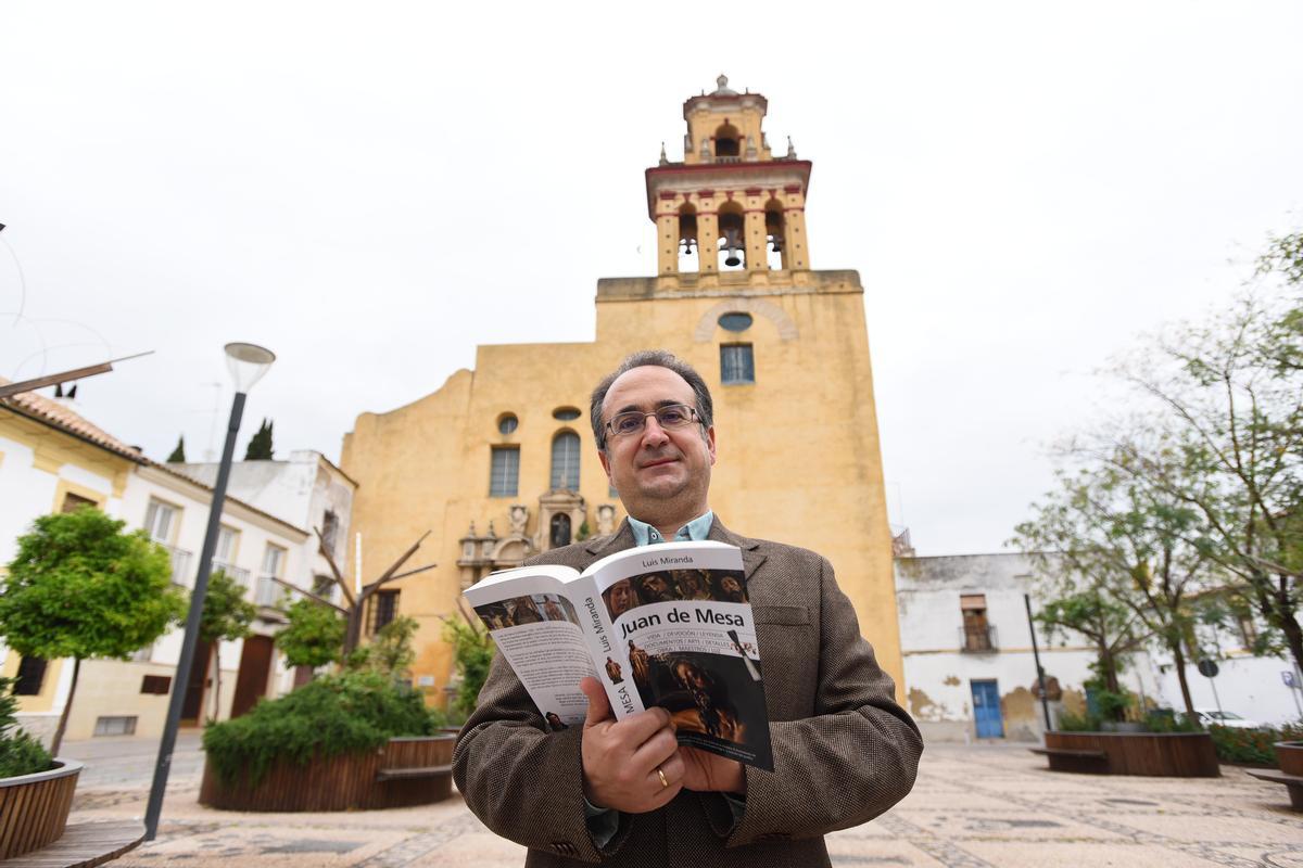 El periodista Luis Miranda, con su libro 'Juan de Mesa. A la caza del último aliento', publicado por Almuzara.
