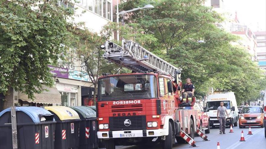 los bomberos auxilian a una anciana