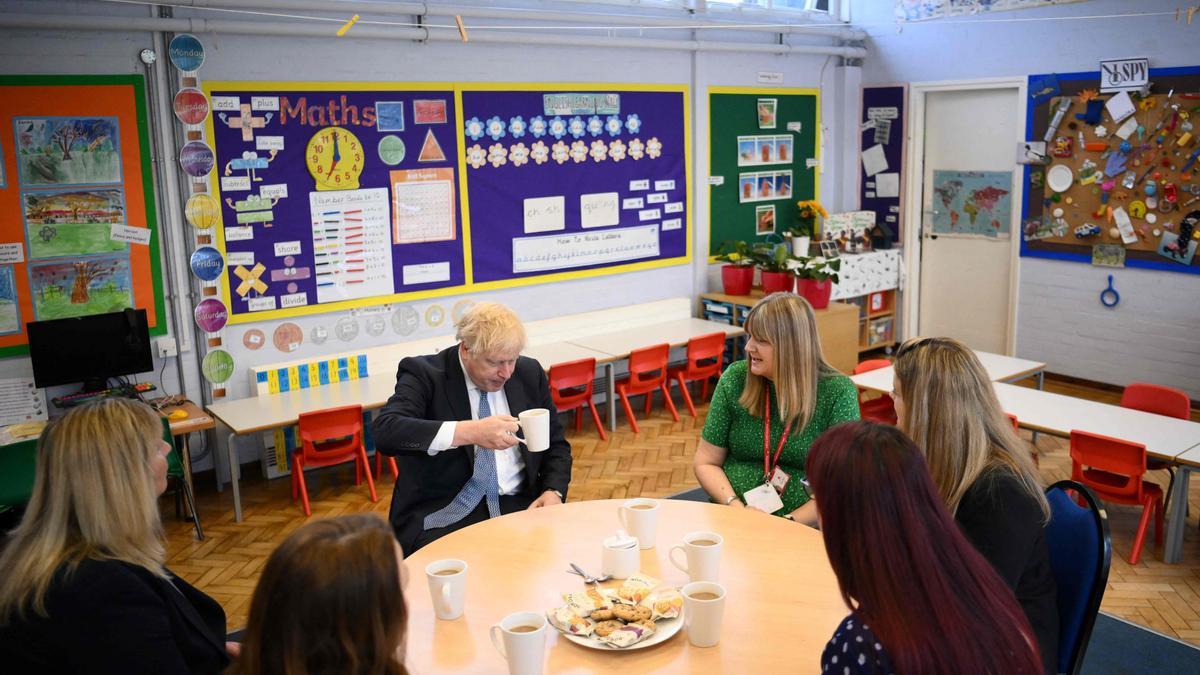 Boris Johnson en su visita a una escuela en Londres, este viernes.
