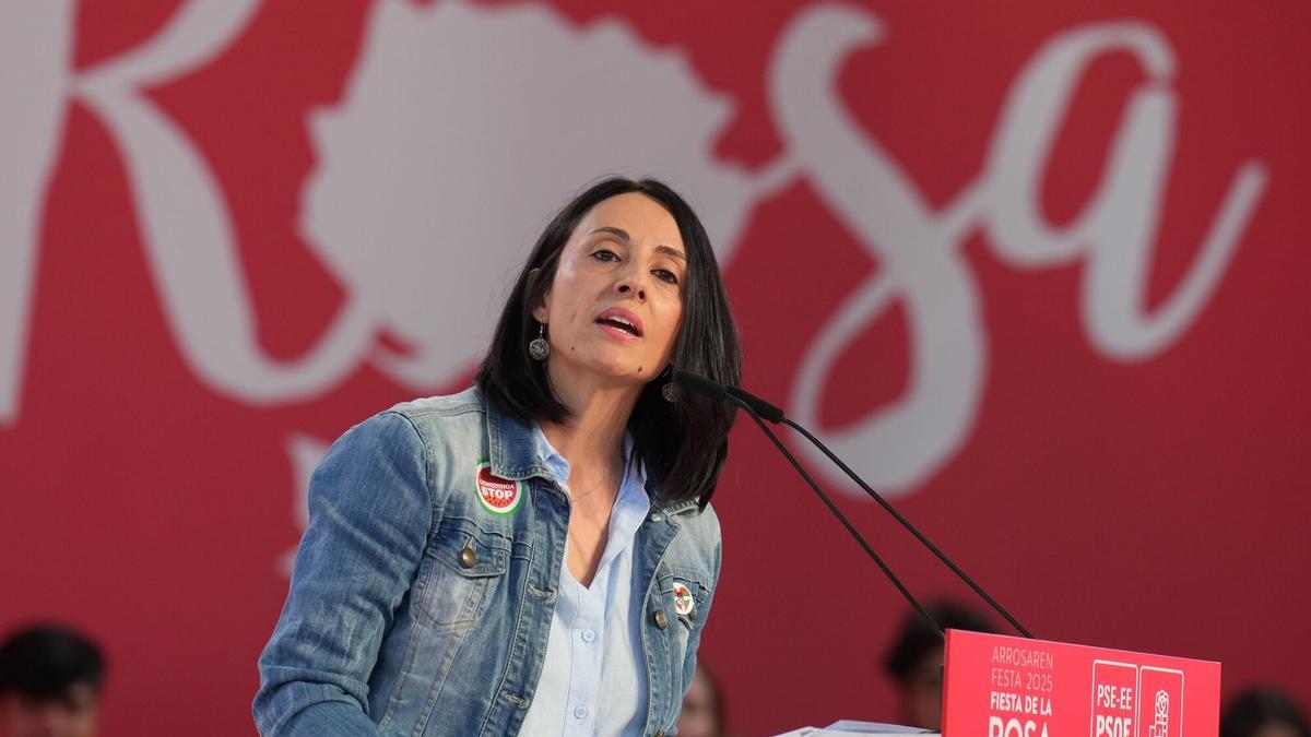 La secretaria de Organización del PSOE, Rebeca Torró, interviene en la Fiesta de la Rosa, en Landako Gunea, a 27 de septiembre de 2025, en Durango, Vizcaya, País Vasco (España). Este evento se celebra como arranque del curso político, con fuerte enfoque en los comicios autonómicos y municipales de 2027, y busca impulsar el liderazgo institucional e interno del PSE-EE en Euskadi. Esta Fiesta marca la recuperación de la tradicional cita socialista vasca tras seis años de pausa por la pandemia y procesos electorales.