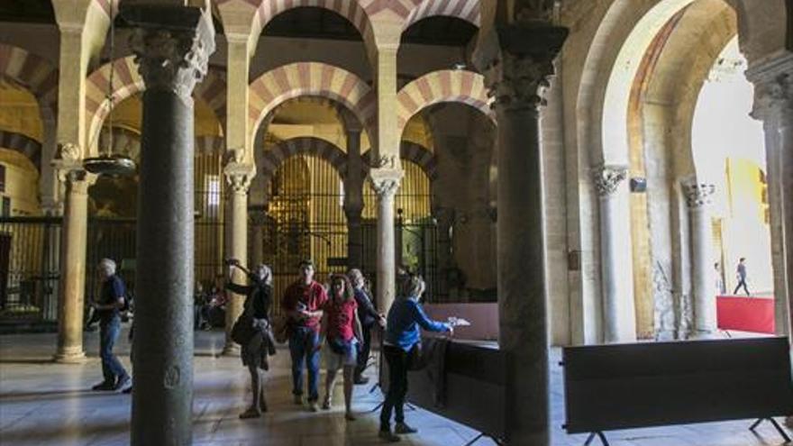 El arco de la segunda puerta, abierto y listo para recibir a las hermandades