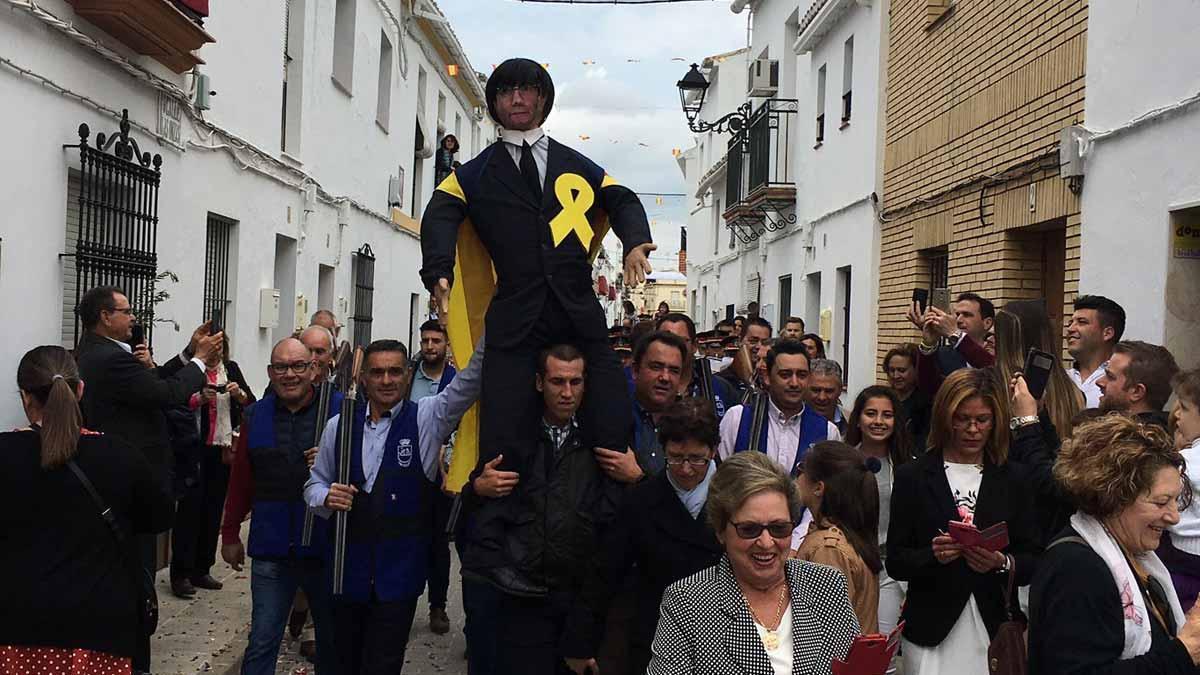 Vecinos de Coripe (Sevilla) portan el 'Judas' Puigdemont que será posteriormente quemado.