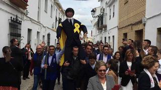 Un pueblo de Sevilla dispara y quema a un Judas que representa a Puigdemont