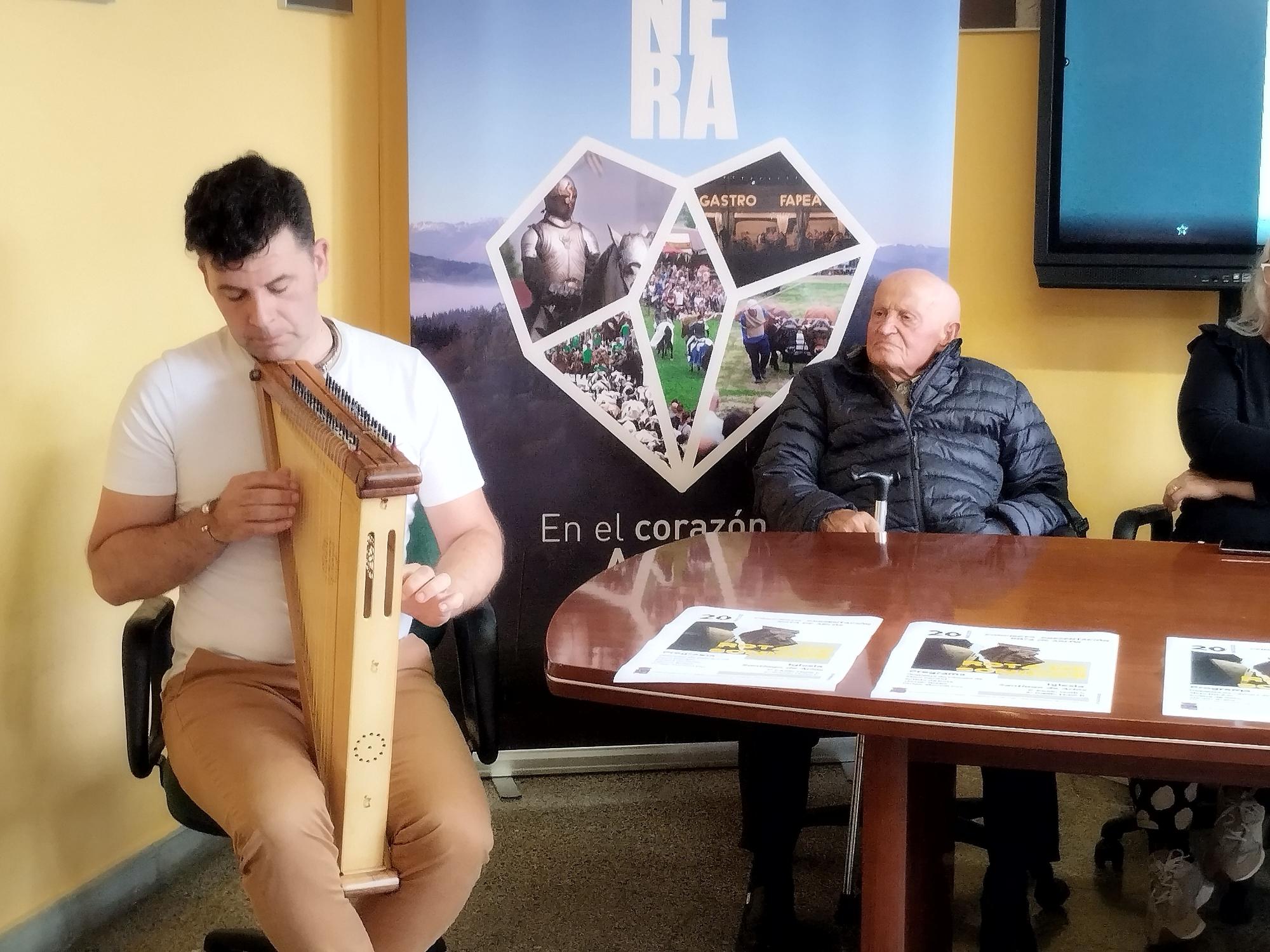 Llanera recrea el instrumento medieval que aparece en la cantería de la iglesia románica de Arlós: "Había un tesoro que no conocíamos"