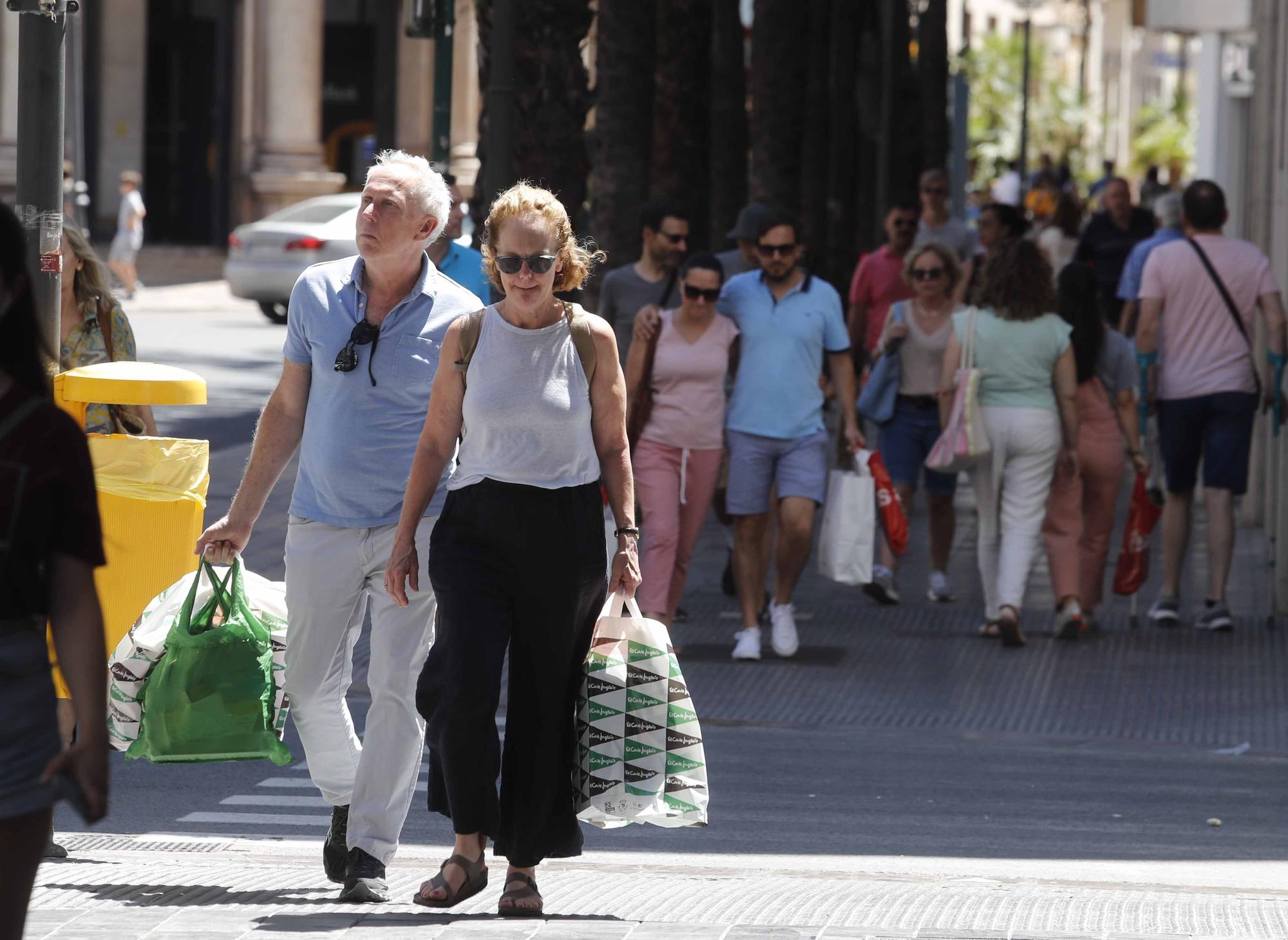 Ambiente festivo en el centro de València por Sant Joan