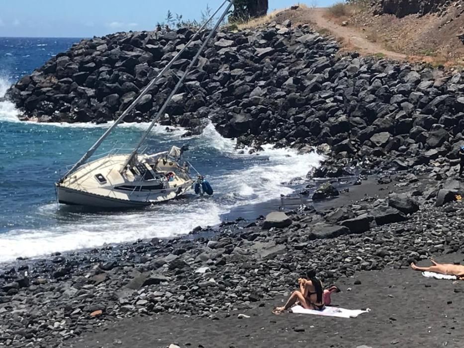 Un yate encalla en la playa del Parque Marítimo